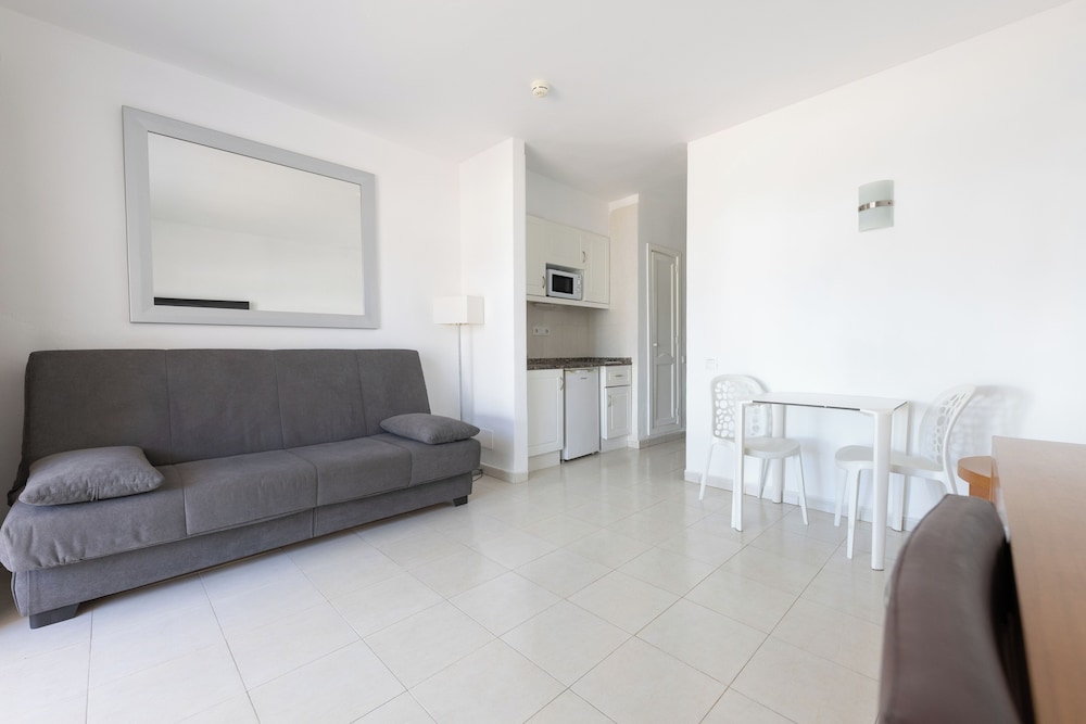 Apartamentos Hesperia Bristol Playa — Hotel rooms in Corralejo, Canary Islands