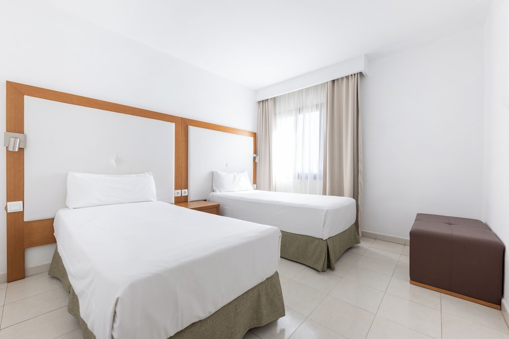 Apartamentos Hesperia Bristol Playa — Hotel rooms in Corralejo, Canary Islands