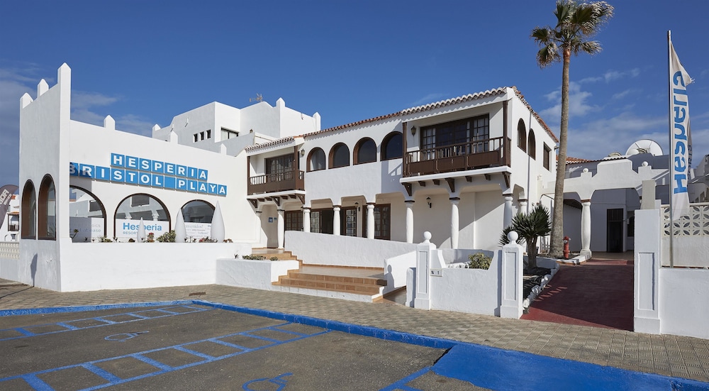 Apartamentos Hesperia Bristol Playa — Hotel building in Corralejo, Canary Islands