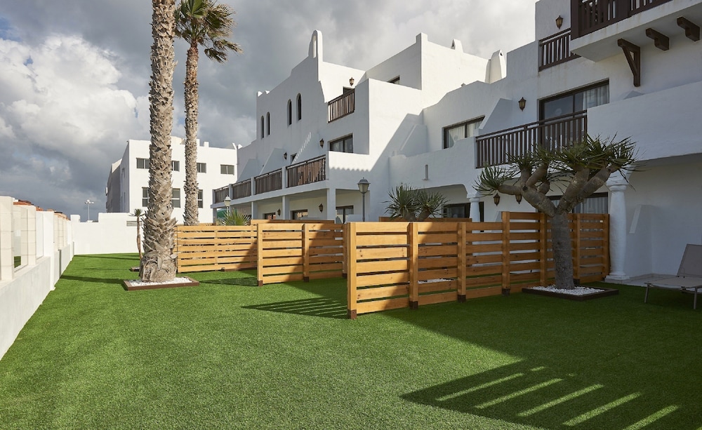 Apartamentos Hesperia Bristol Playa — Hotel building in Corralejo, Canary Islands