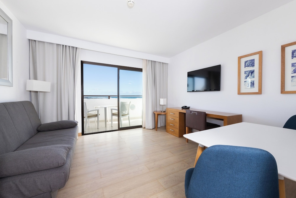 Apartamentos Hesperia Bristol Playa — Hotel rooms in Corralejo, Canary Islands
