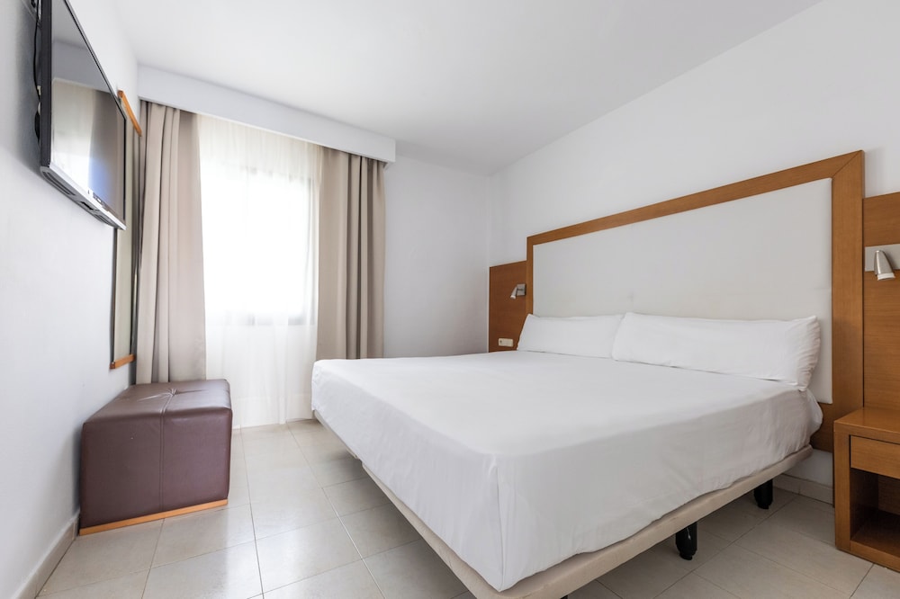 Apartamentos Hesperia Bristol Playa — Hotel rooms in Corralejo, Canary Islands