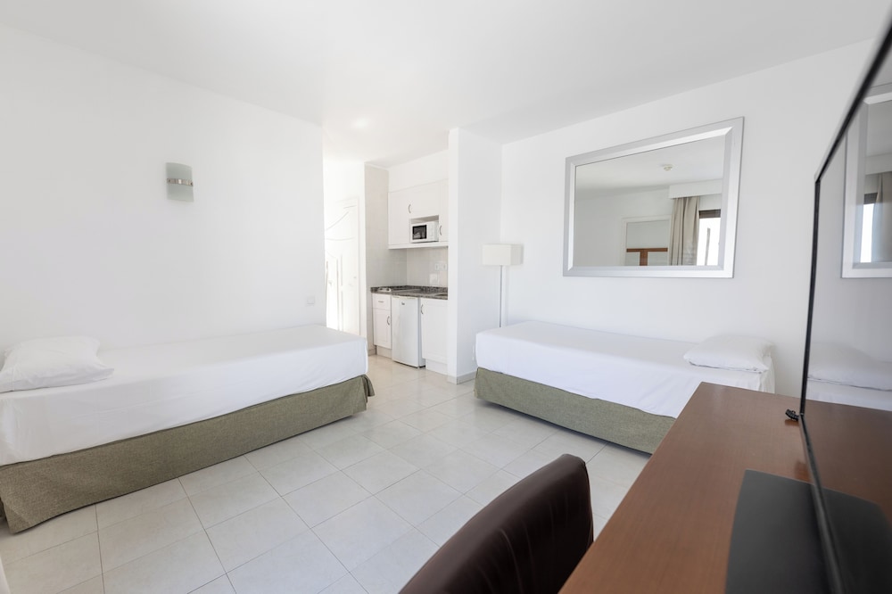 Apartamentos Hesperia Bristol Playa — Hotel rooms in Corralejo, Canary Islands