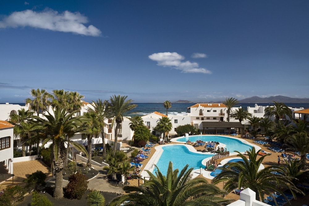 Apartamentos Hesperia Bristol Playa — Swimming pool in Corralejo, Canary Islands