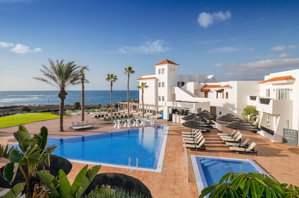 Barceló Fuerteventura Royal Level — Swimming pool in Costa de Antigua, Canary Islands
