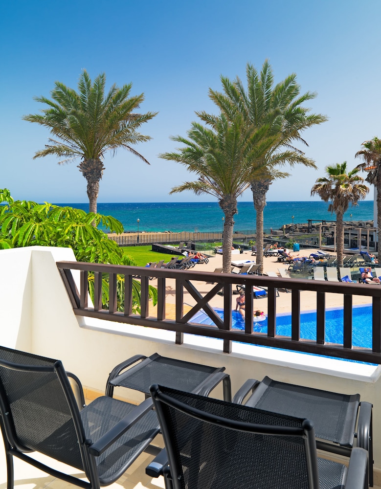 Barceló Fuerteventura Royal Level — Swimming pool in Costa de Antigua, Canary Islands
