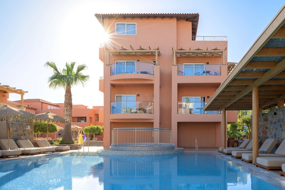 High Beach Hotel — Hotel building in Malia