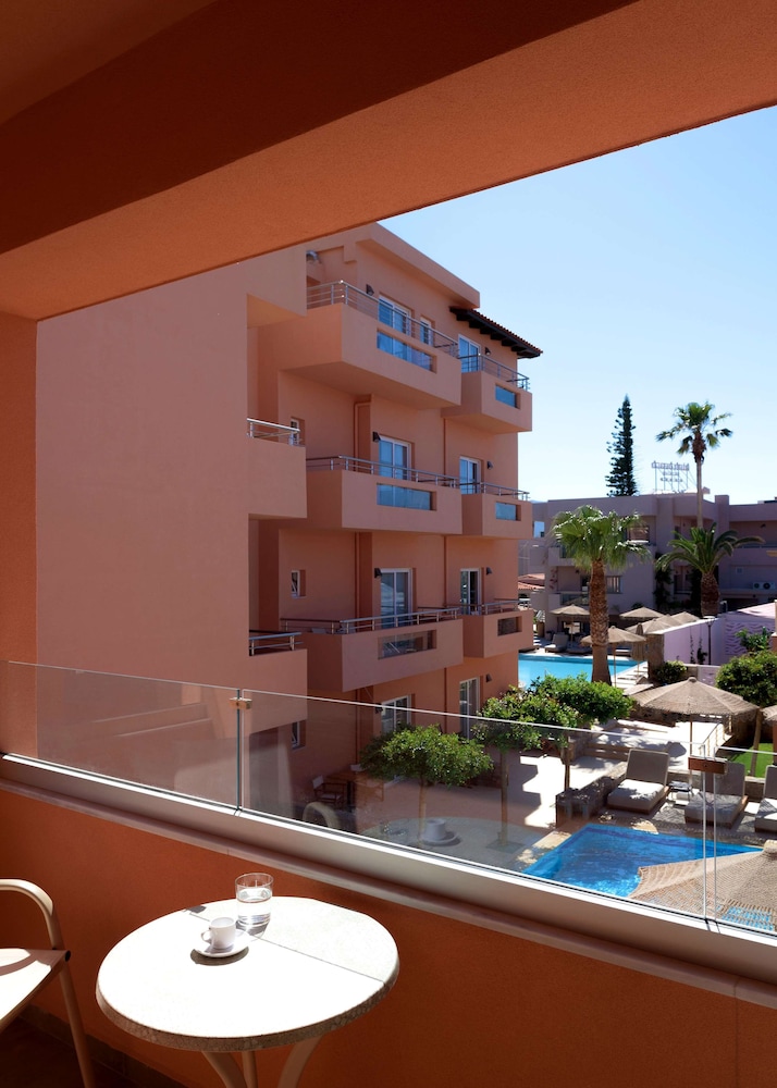 High Beach Hotel — Hotel building in Malia