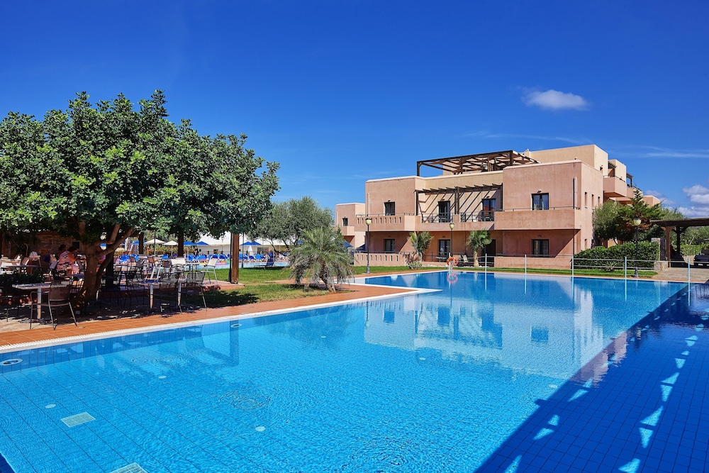 Vasia Resort and SPA, Sissi, Crete — Swimming pool in Sissi