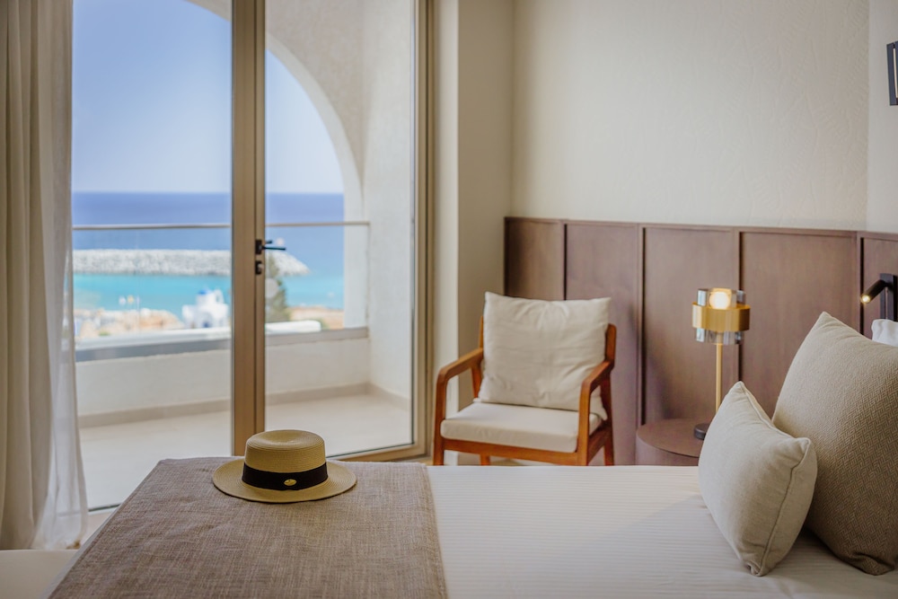 The Golden Coast Beach Hotel — Hotel rooms in Protaras, Famagusta Region