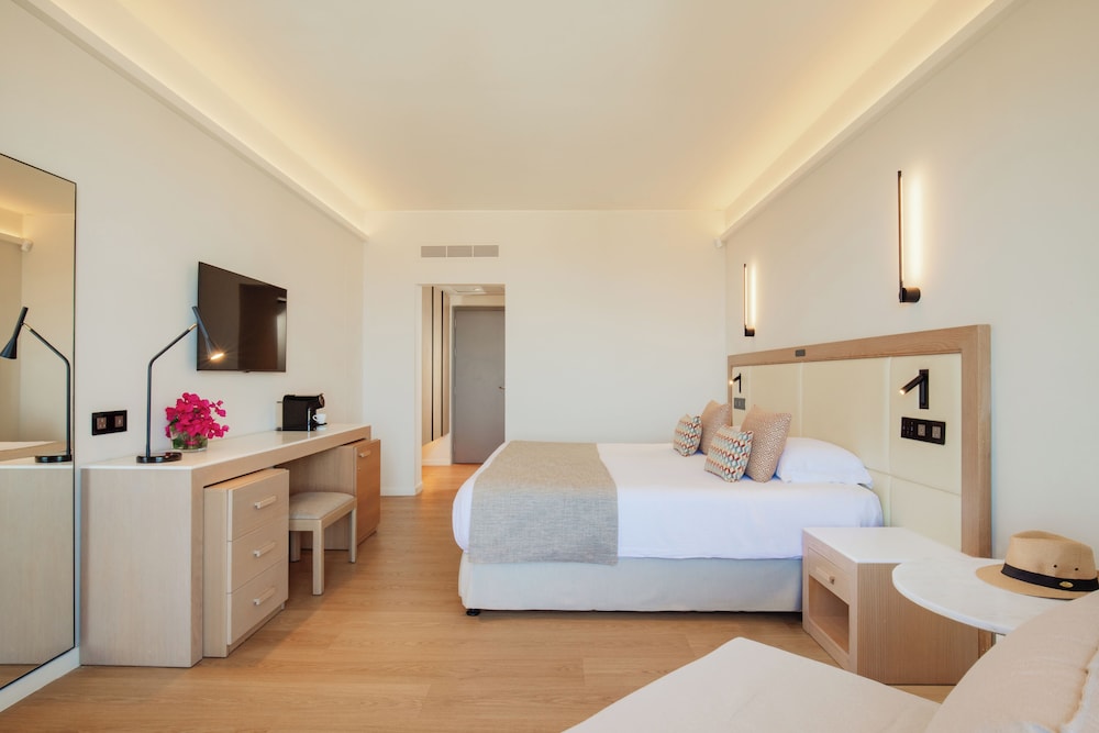 The Golden Coast Beach Hotel — Hotel rooms in Protaras, Famagusta Region