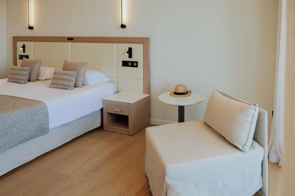 The Golden Coast Beach Hotel — Hotel rooms in Protaras, Famagusta Region