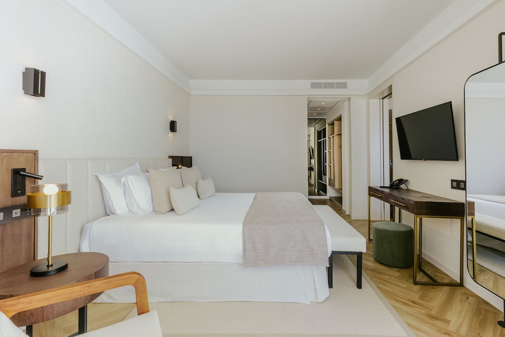 The Golden Coast Beach Hotel — Hotel rooms in Protaras, Famagusta Region