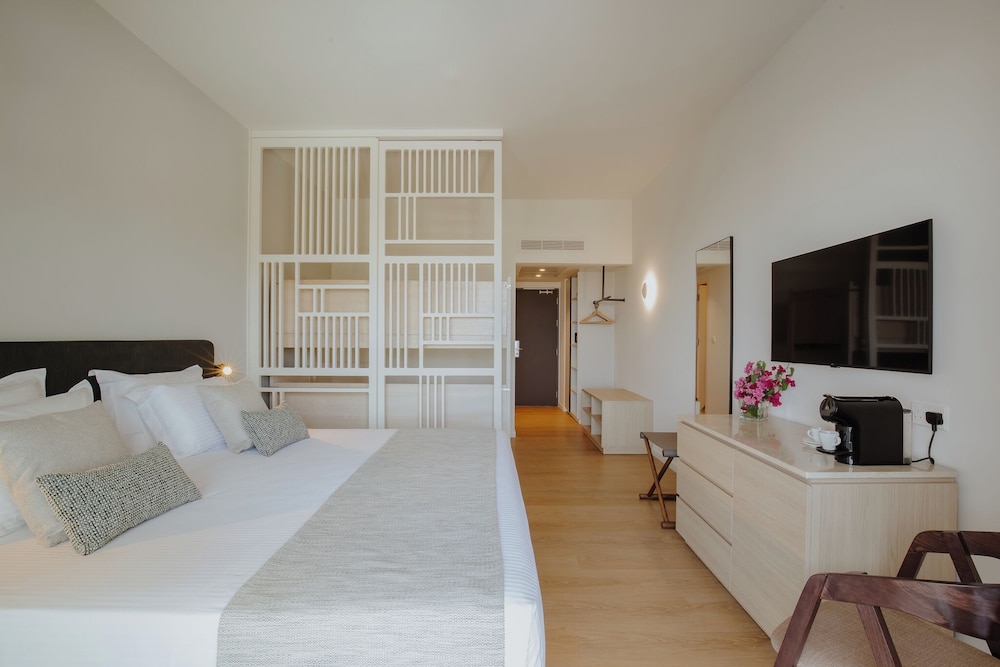 The Golden Coast Beach Hotel — Hotel rooms in Protaras, Famagusta Region