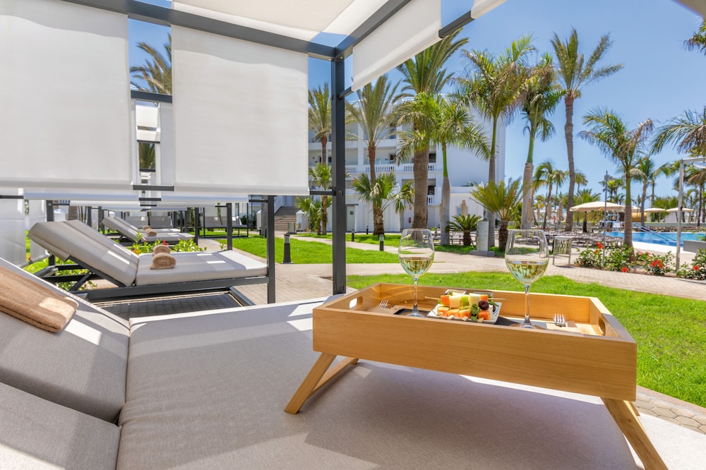 Hotel Riu Palace Maspalomas - Adults Only — Hotel building in Playa del Ingles, Canary Islands