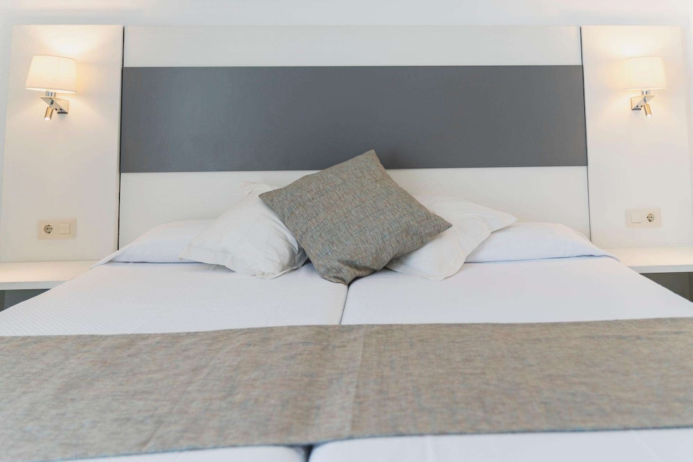 Hotel Amic Miraflores — Hotel rooms in Playa de Palma, Balearic Islands