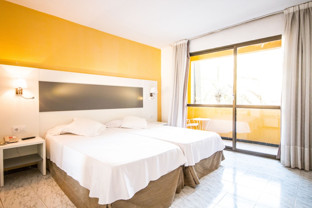 Hotel Amic Miraflores — Hotel rooms in Playa de Palma, Balearic Islands
