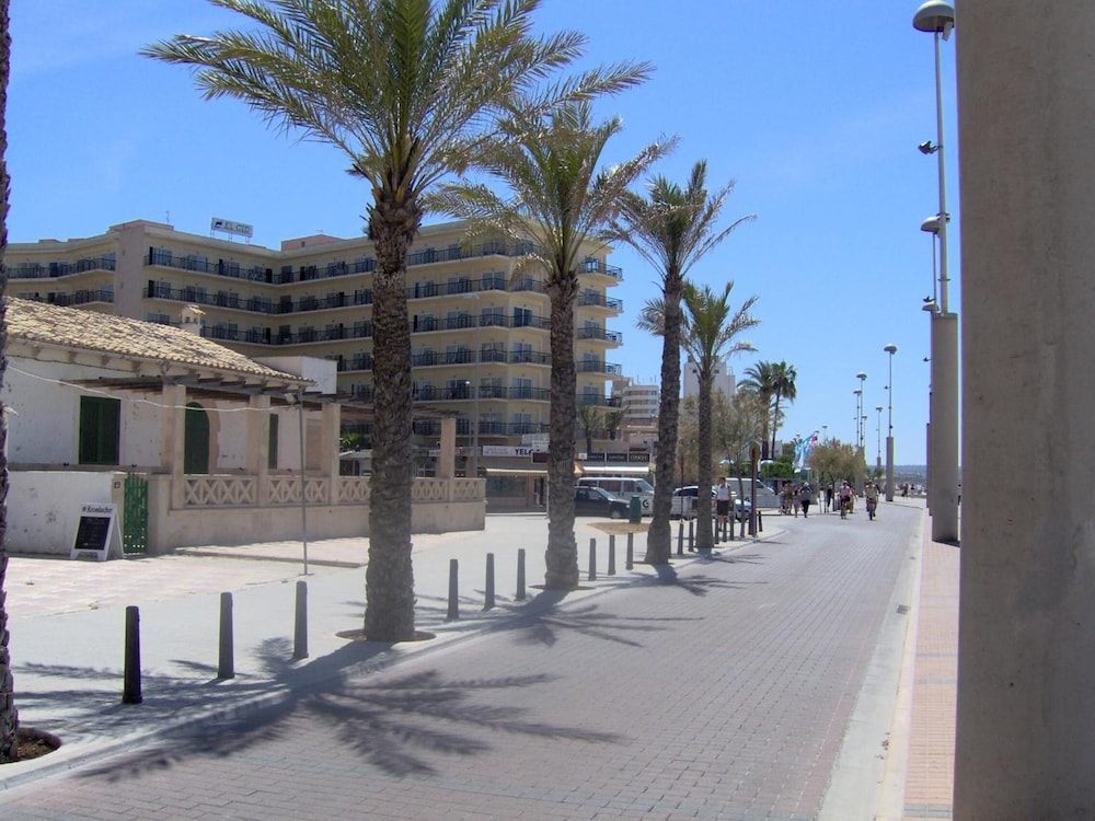 Hotel Amic Miraflores — Hotel building in Playa de Palma, Balearic Islands