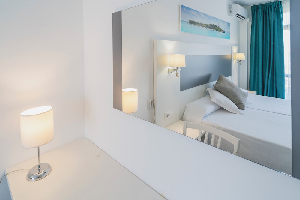 Hotel Amic Miraflores — Hotel rooms in Playa de Palma, Balearic Islands