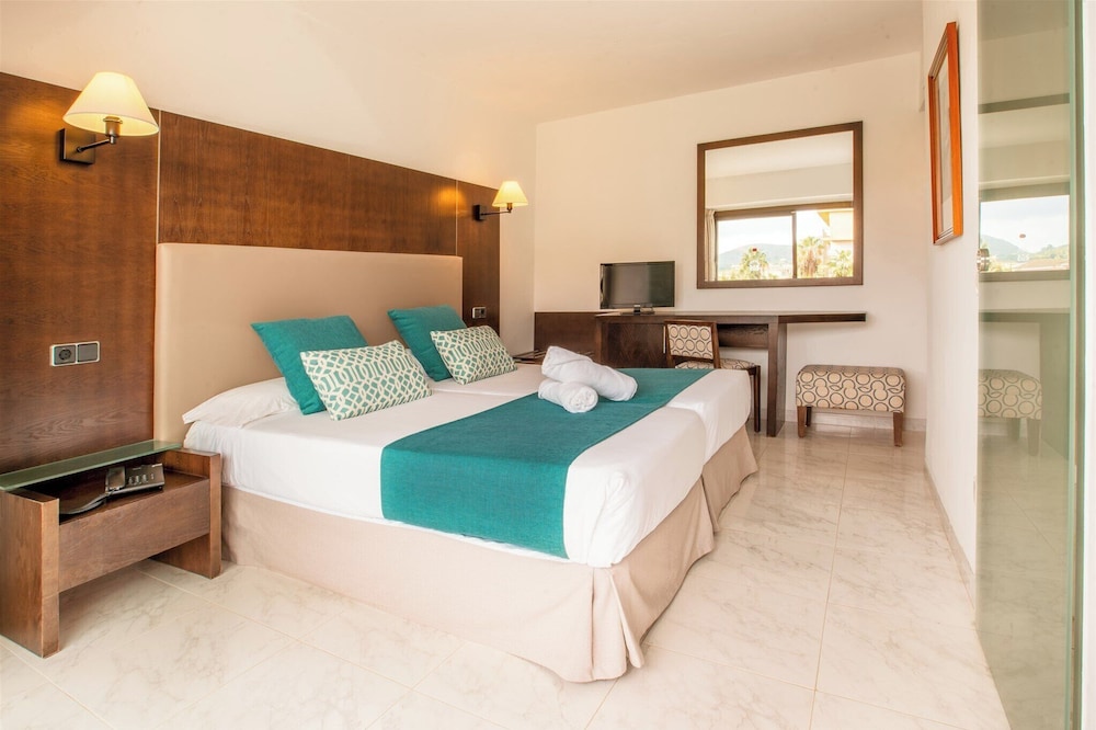 Bahia de Alcudia Hotel & Spa — Hotel rooms in Alcudia, Balearic Islands