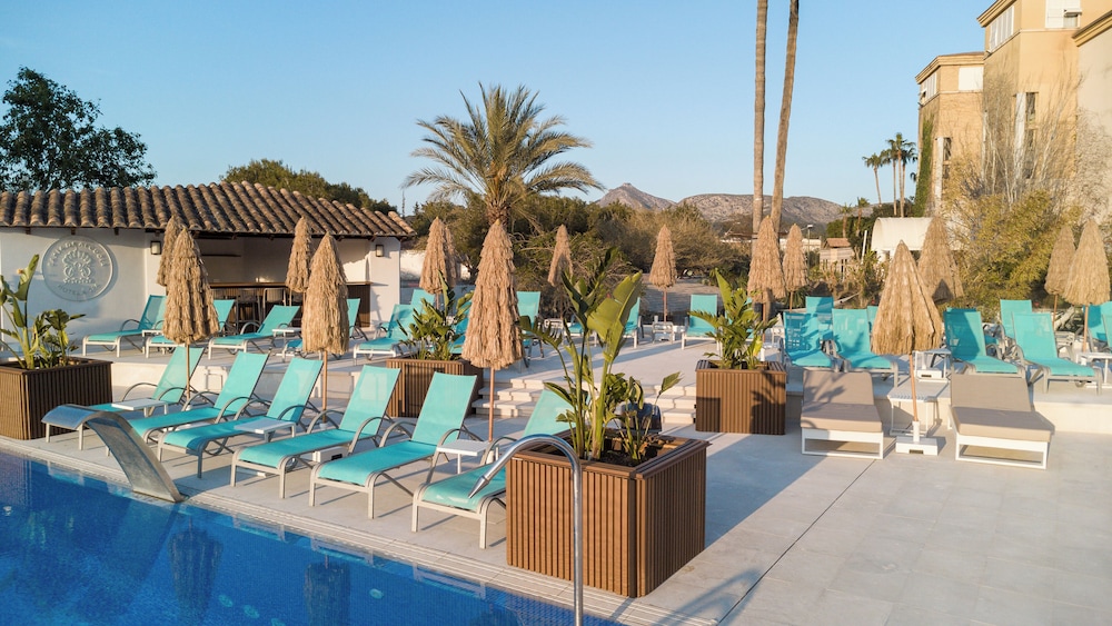 Bahia de Alcudia Hotel & Spa — Swimming pool in Alcudia, Balearic Islands