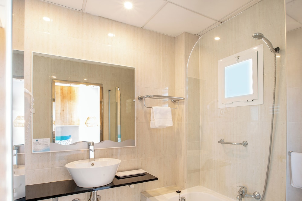 Bahia de Alcudia Hotel & Spa — Hotel rooms in Alcudia, Balearic Islands