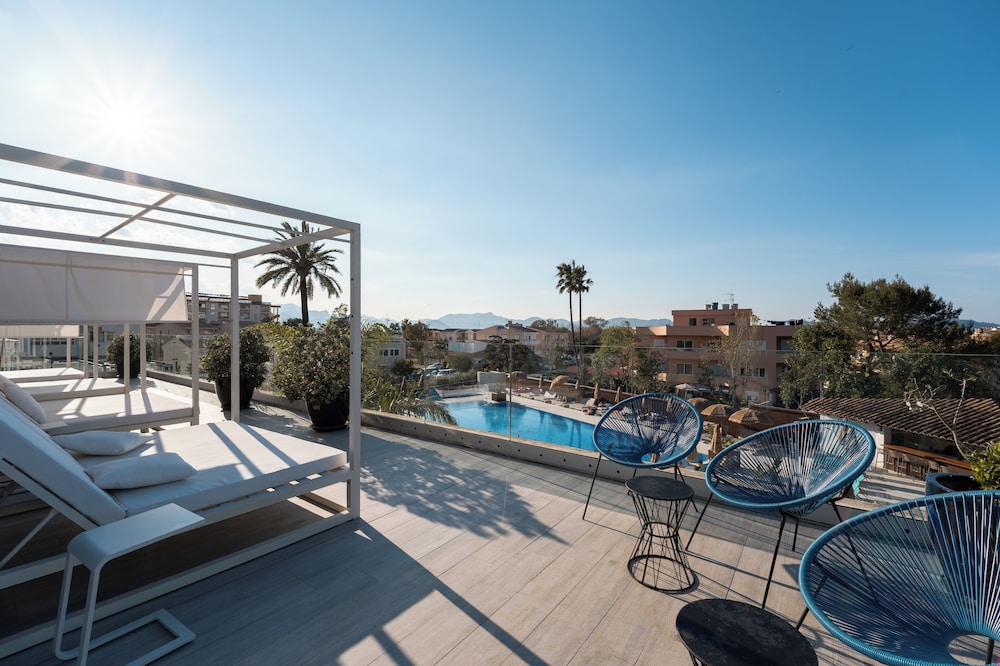 Bahia de Alcudia Hotel & Spa — Swimming pool in Alcudia, Balearic Islands
