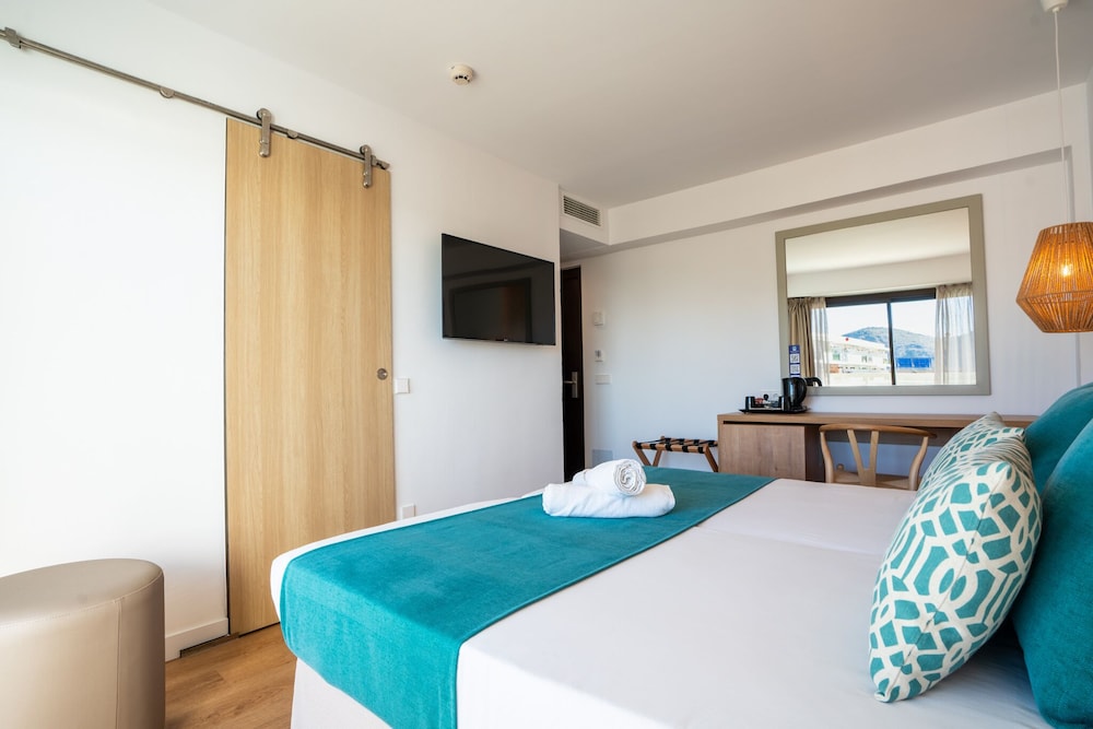 Bahia de Alcudia Hotel & Spa — Hotel rooms in Alcudia, Balearic Islands