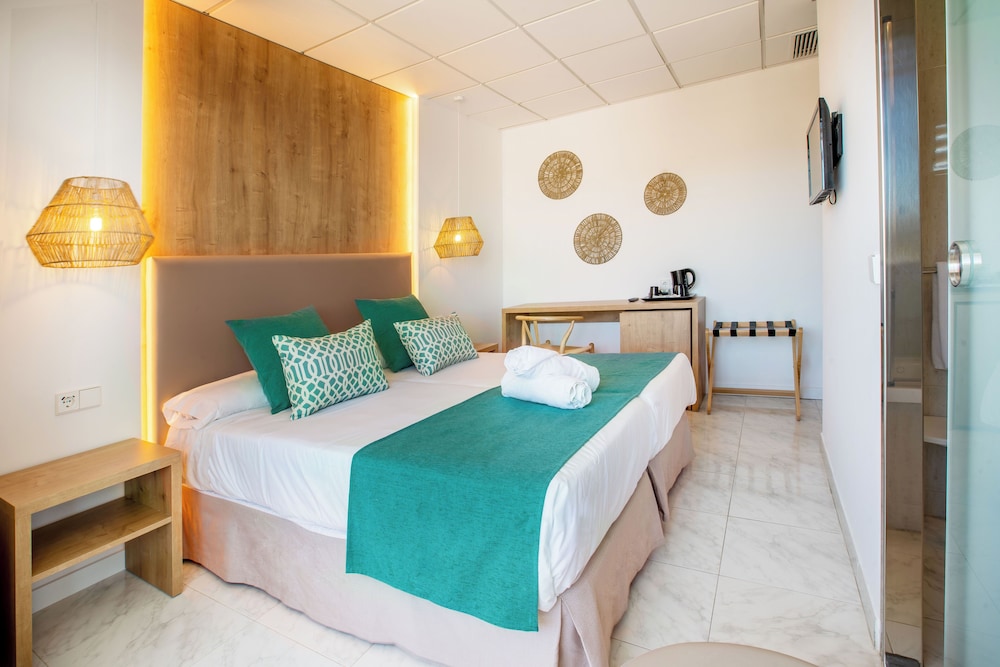 Bahia de Alcudia Hotel & Spa — Hotel rooms in Alcudia, Balearic Islands