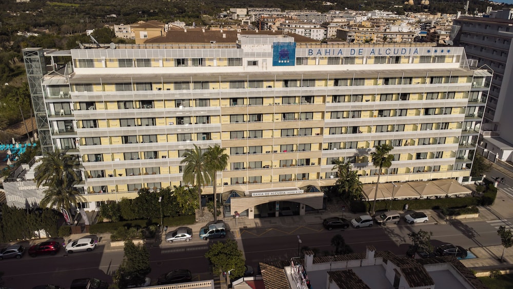 Bahia de Alcudia Hotel & Spa — Hotel building in Alcudia, Balearic Islands