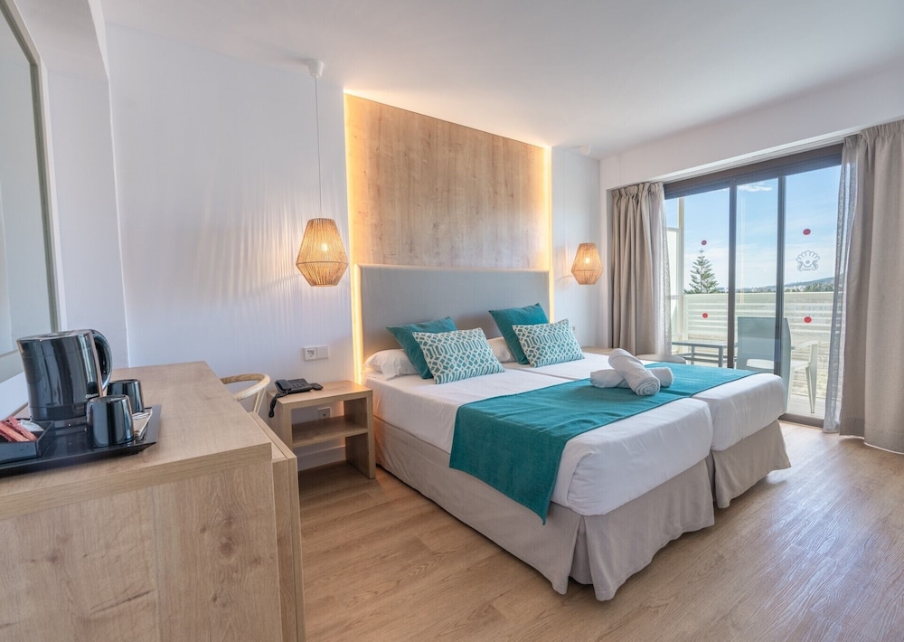 Bahia de Alcudia Hotel & Spa — Hotel rooms in Alcudia, Balearic Islands