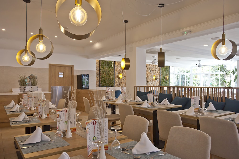 Bahia de Alcudia Hotel & Spa — Restaurant & bars in Alcudia, Balearic Islands