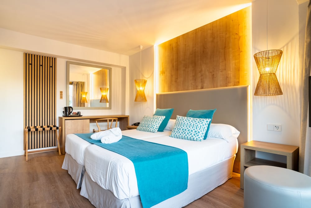 Bahia de Alcudia Hotel & Spa — Hotel rooms in Alcudia, Balearic Islands