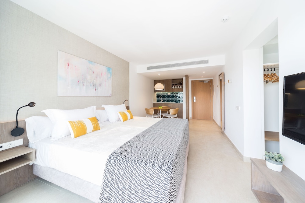 Inturotel Esmeralda Park — Hotel rooms in Cala d´Or, Balearic Islands