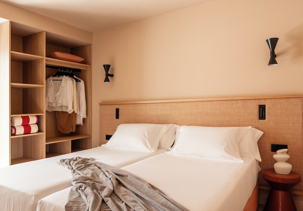 Inturotel Esmeralda Park — Hotel rooms in Cala d´Or, Balearic Islands