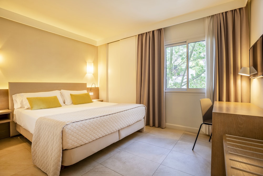 Inturotel Esmeralda Park — Hotel rooms in Cala d´Or, Balearic Islands