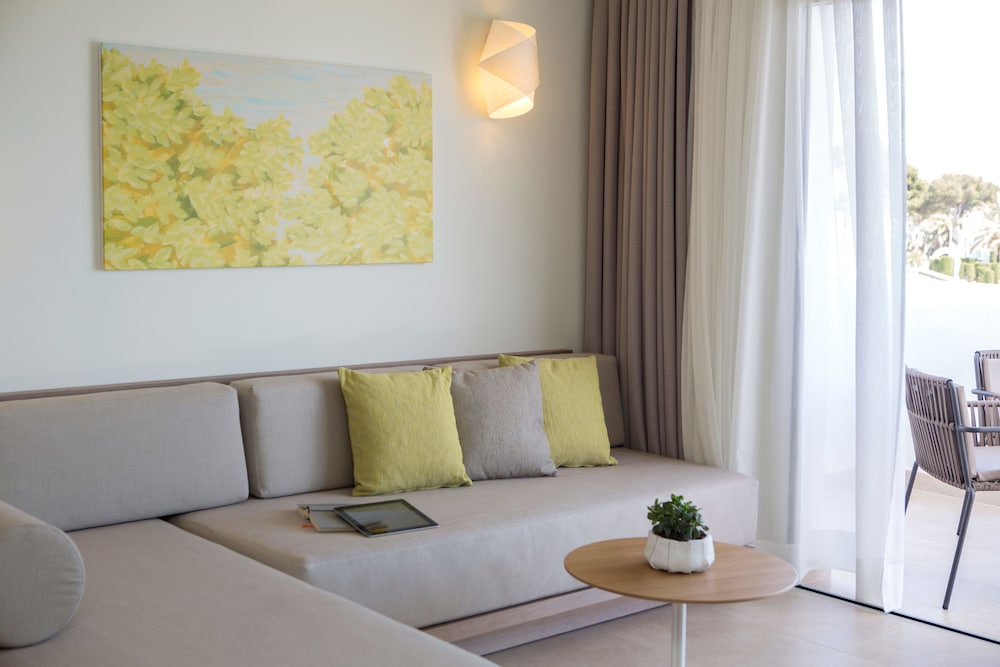 Inturotel Esmeralda Park — Hotel rooms in Cala d´Or, Balearic Islands