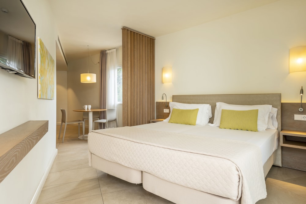 Inturotel Esmeralda Park — Hotel rooms in Cala d´Or, Balearic Islands