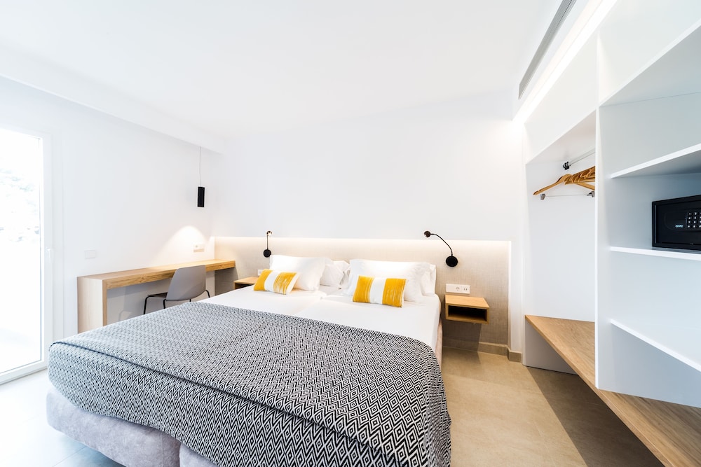Inturotel Esmeralda Park — Hotel rooms in Cala d´Or, Balearic Islands