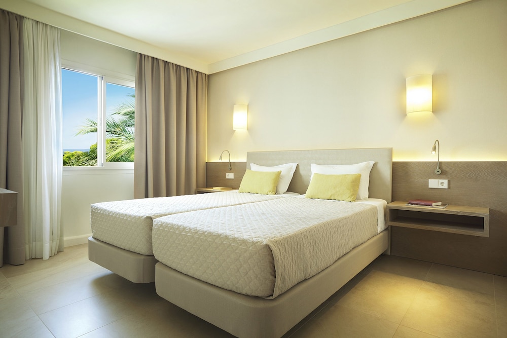 Inturotel Esmeralda Park — Hotel rooms in Cala d´Or, Balearic Islands