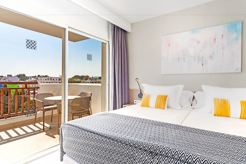 Inturotel Esmeralda Park — Hotel rooms in Cala d´Or, Balearic Islands