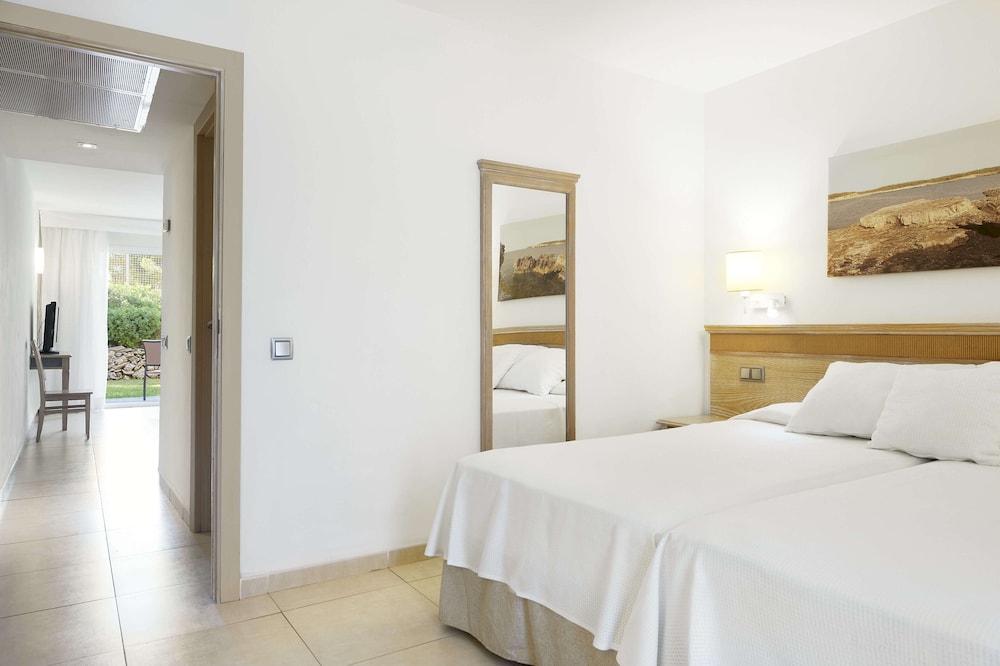 Iberostar Waves Club Cala Barca - All inclusive — Hotel rooms in Portopetro, Balearic Islands