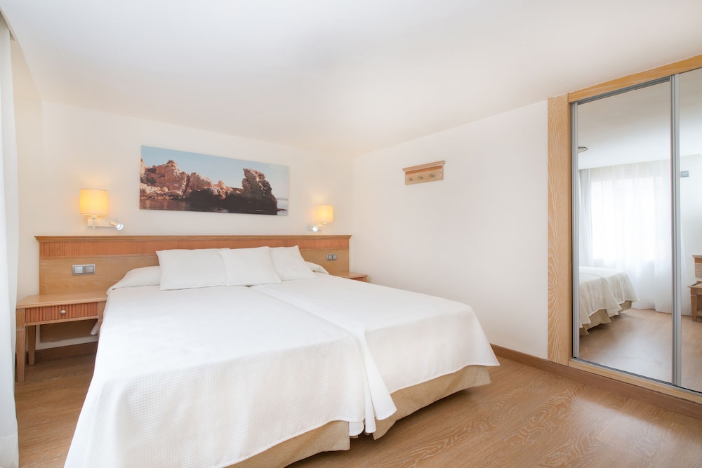 Iberostar Waves Club Cala Barca - All inclusive — Hotel rooms in Portopetro, Balearic Islands