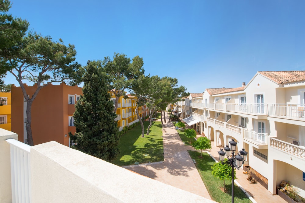 Iberostar Waves Club Cala Barca - All inclusive — Hotel building in Portopetro, Balearic Islands