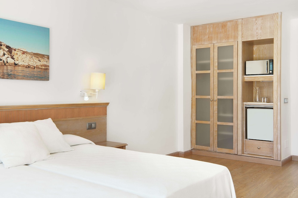 Iberostar Waves Club Cala Barca - All inclusive — Hotel rooms in Portopetro, Balearic Islands