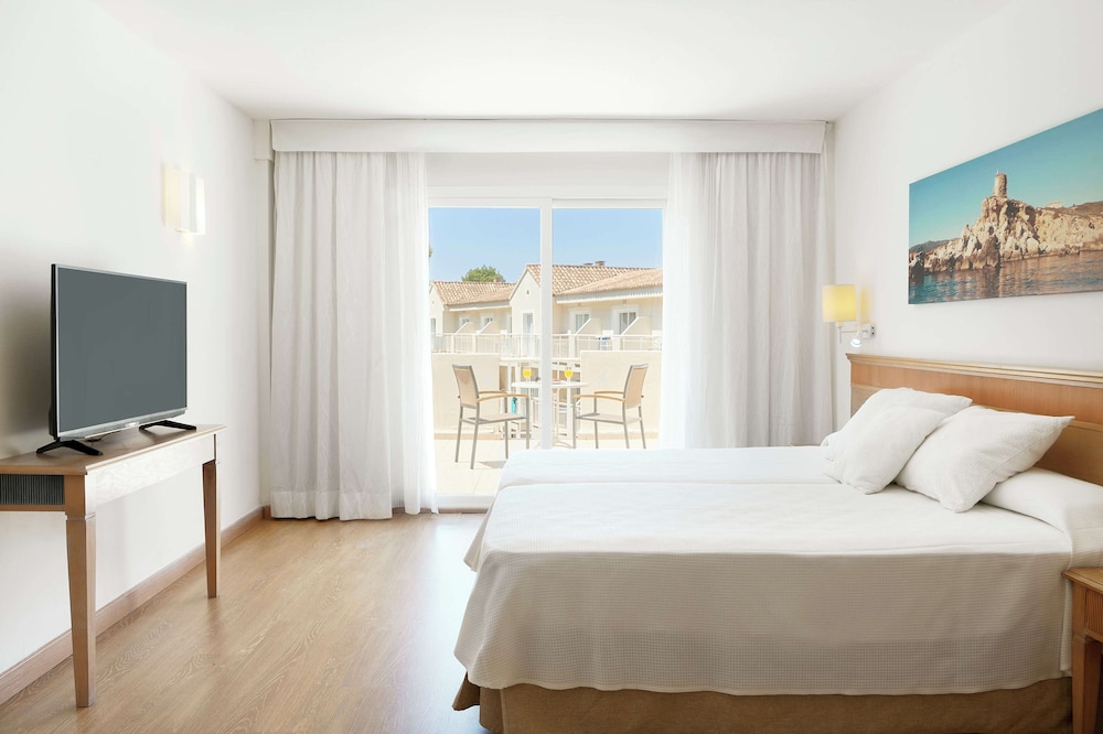Iberostar Waves Club Cala Barca - All inclusive — Hotel rooms in Portopetro, Balearic Islands