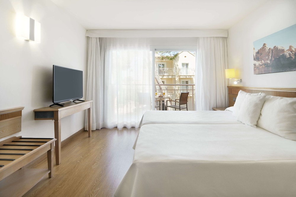 Iberostar Waves Club Cala Barca - All inclusive — Hotel rooms in Portopetro, Balearic Islands