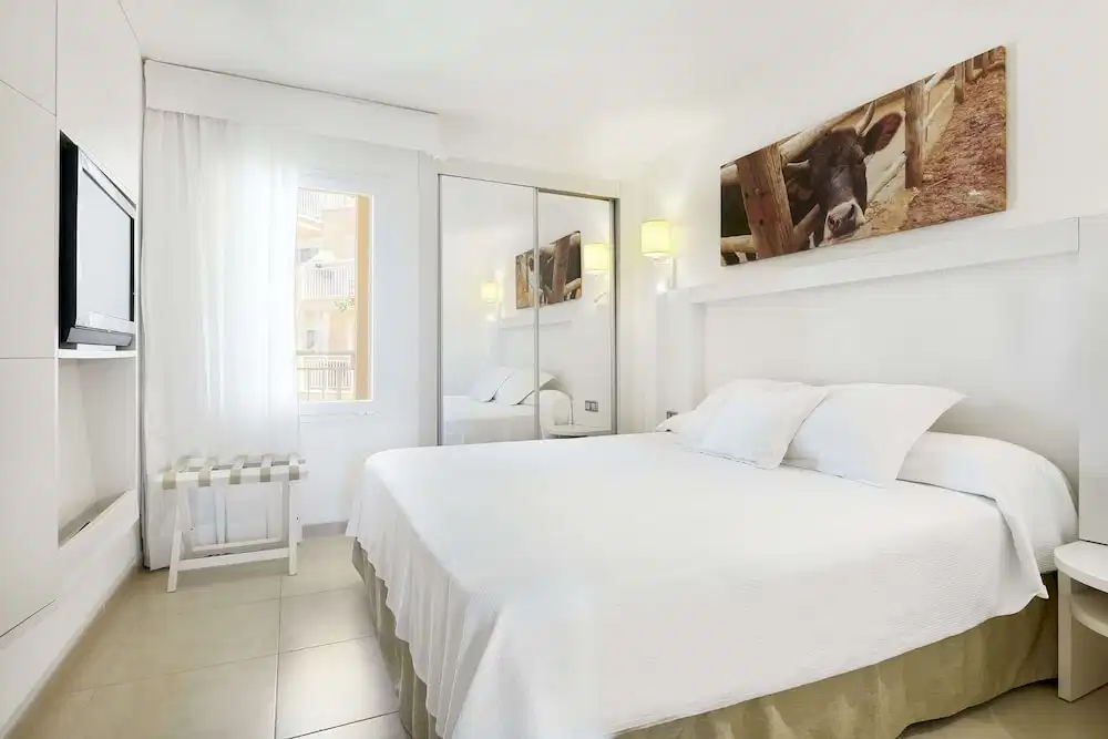Iberostar Waves Club Cala Barca - All inclusive — Hotel rooms in Portopetro, Balearic Islands