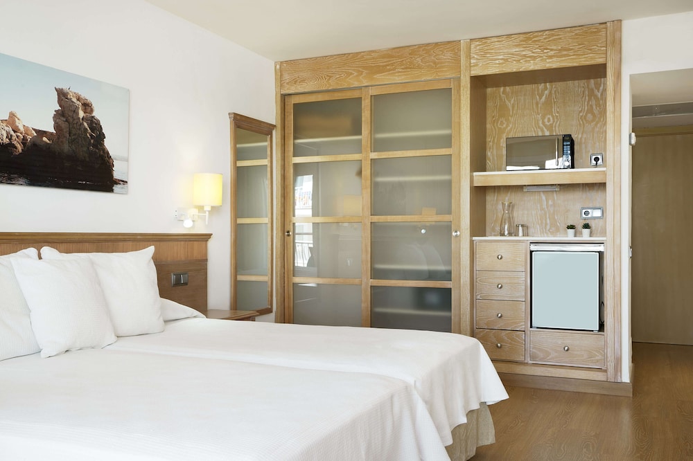Iberostar Waves Club Cala Barca - All inclusive — Hotel rooms in Portopetro, Balearic Islands