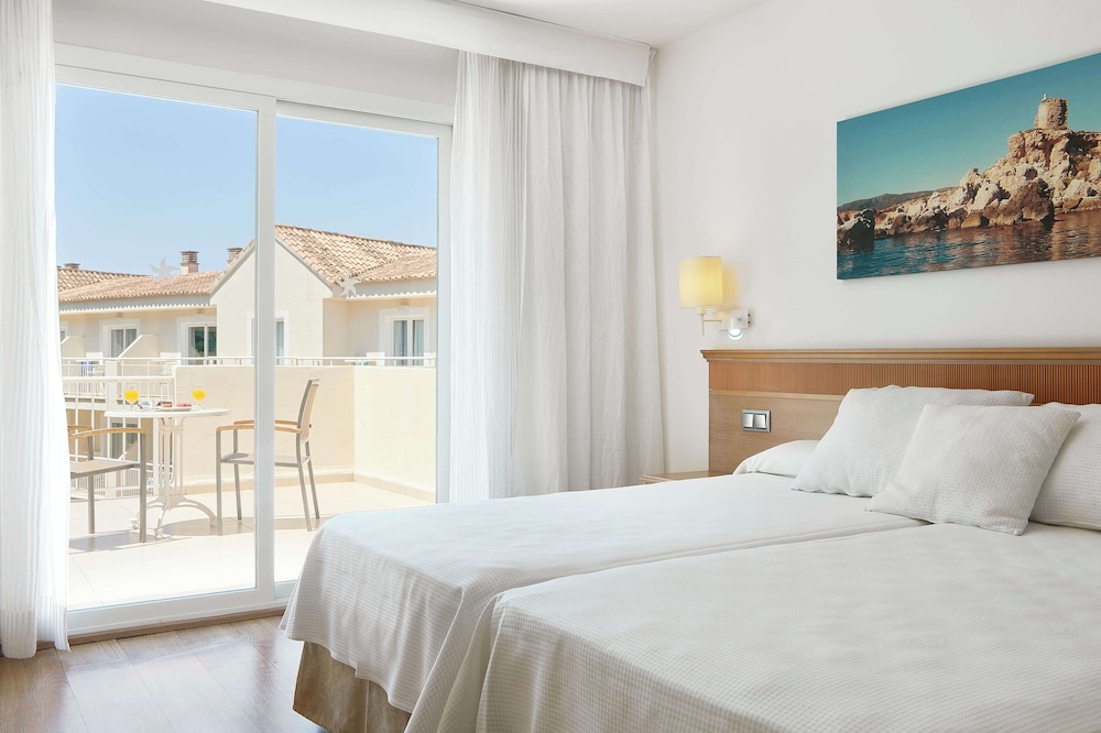 Iberostar Waves Club Cala Barca - All inclusive — Hotel rooms in Portopetro, Balearic Islands